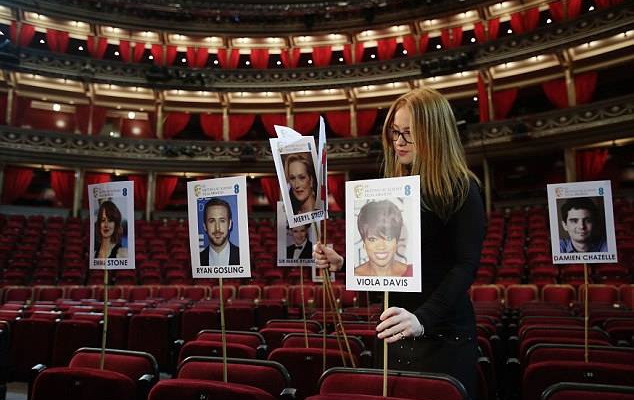 48033-وضع-اسماء-الحضور-على-الكراسي