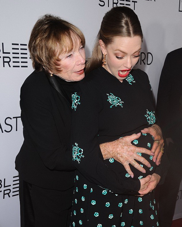 3DDCED7500000578-4273840-Oh_my_Seyfried_pulled_funny_faces_as_the_veteran_actress_held_on-a-1_1488451676607