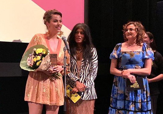 سناء بن شيخ العربي تتسلم جائزة أفضل فيلم